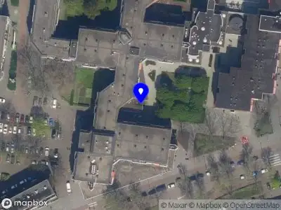 Ambulance met grote spoed naar de Goudseplein in Rotterdam