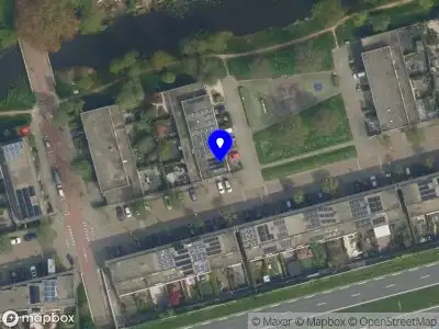Ambulance met grote spoed naar de De Loorhof in Delft