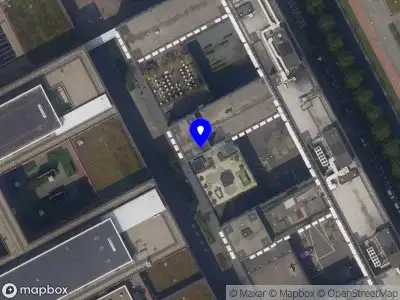 Ambulance met grote spoed naar de Maasstadweg in Rotterdam vanwege wateroverlast