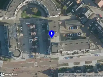 Ambulance met grote spoed naar de Dokter H. de Vriesplein in Arkel