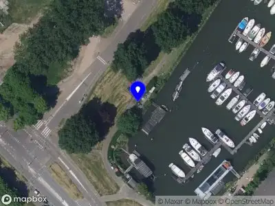 Ambulance met grote spoed naar de Nieuwe Noordpolderweg in Dordrecht