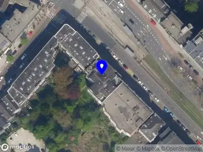 Ambulance met grote spoed naar de Schiekade in Rotterdam