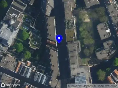 Ambulance met grote spoed naar de Sint Antoniesbreestraat in Amsterdam