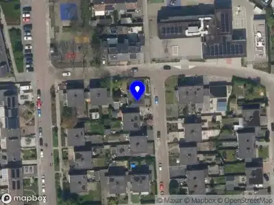 Ambulance met grote spoed naar de Van Drimmelenstraat in Pernis Rotterdam