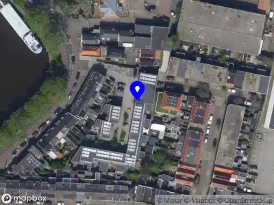 Brandweer met gepaste spoed naar de Warmoeziershof in Leiden vanwege afhijsen patient