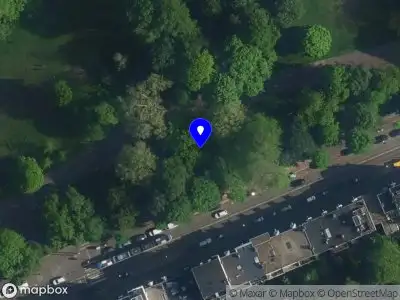 Ambulance met gepaste spoed naar de Kastanjeplein in Amsterdam
