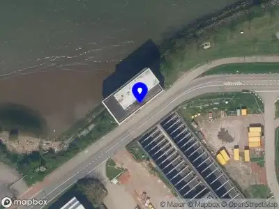 Ambulance met gepaste spoed naar de Bakkersoordseweg in Pernis Rotterdam