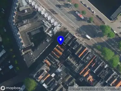 Ambulance met grote spoed naar de Buiten Bantammerstraat in Amsterdam