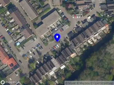 Ambulance met grote spoed naar de Roos van Dekama erf in Capelle aan den IJssel