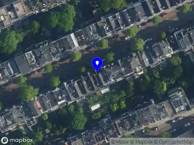 Brandweer met gepaste spoed naar de Jan Willem Brouwersstraat in Amsterdam