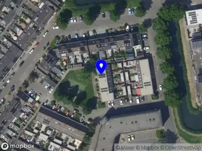 Ambulance met grote spoed naar de Van Doesburg-erf in Dordrecht