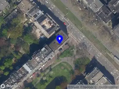 Ambulance met grote spoed naar de Provenierssingel in Rotterdam