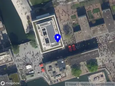 Ambulance met grote spoed naar de Hoogstraat in Rotterdam