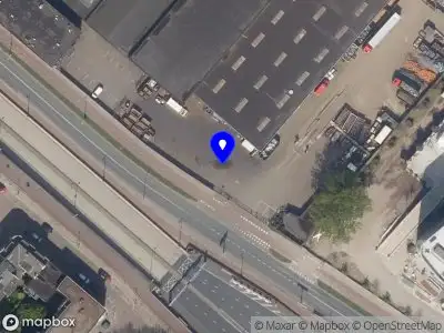 Ambulance met gepaste spoed naar de Doklaan in Rotterdam