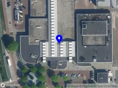 Ambulance met grote spoed naar de Rivièraplein in Haarlem