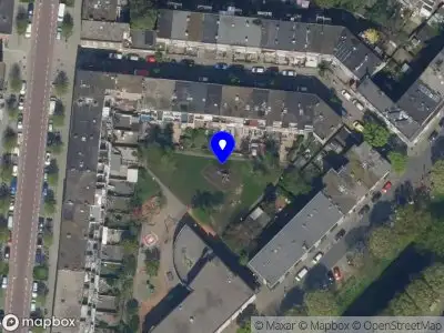 Brandweer met grote spoed naar de Newtonstraat in Schiedam vanwege reanimatie