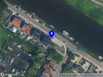 Ambulance met grote spoed naar de Hoofdweg in Lijnden