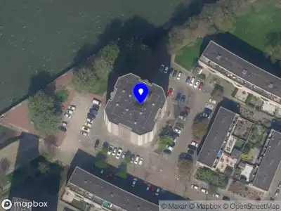 Ambulance met grote spoed naar de Bellefleurhof in Rotterdam