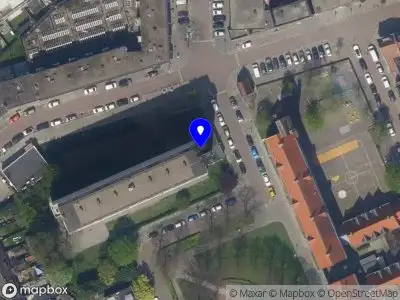 Ambulance met grote spoed naar de Zwartewaalstraat in Rotterdam