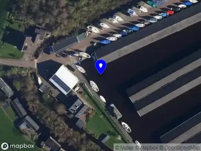 112 melding Politie met grote spoed naar de Terhernsterdyk in Terherne vanwege voertuigen te water