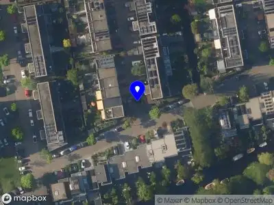 Ambulance met gepaste spoed naar de Ann Burtonstraat in Leiden
