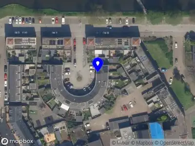 Ambulance met grote spoed naar de Burgemeester Honnerlage Gretehof in Schiedam