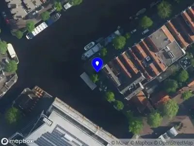 Ambulance met grote spoed naar de Houtkopersburgwal in Amsterdam