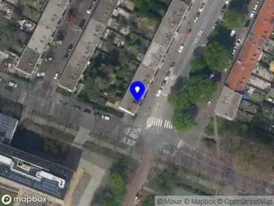 Ambulance met grote spoed naar de Carnissesingel in Rotterdam