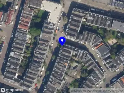 Ambulance met grote spoed naar de 1e Pijnackerstraat in Rotterdam