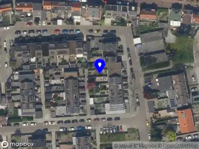 Ambulance met gepaste spoed naar de Madroelstraat in Pernis Rotterdam