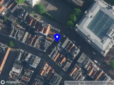 Ambulance met gepaste spoed naar de Buiten Wieringerstraat in Amsterdam