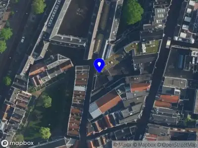 Ambulance met grote spoed naar de Gedempte Begijnensloot in Amsterdam