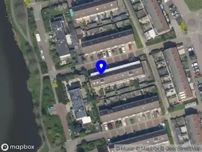 Ambulance met grote spoed naar de Meidoornveld in Capelle aan den IJssel