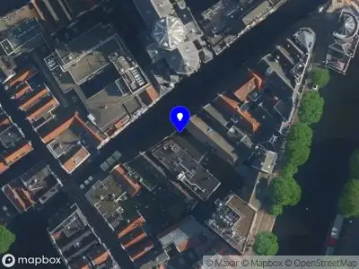 Ambulance met grote spoed naar de Oudezijds Kolk in Amsterdam
