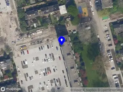 Ambulance met gepaste spoed naar de Van der Helmstraat in Rotterdam