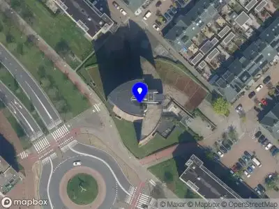 Ambulance met grote spoed naar de Peter van Anrooylaan in Maassluis