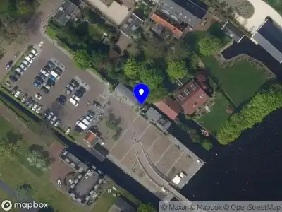 Brandweer met grote spoed naar de Gemeentehaven in Warmond vanwege personen te water