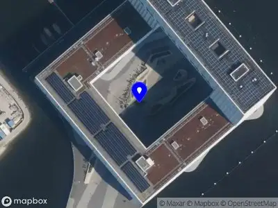 Ambulance met gepaste spoed naar de Pontsteiger in Amsterdam