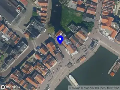 Brandweer met gepaste spoed naar de Brugstraat in Volendam