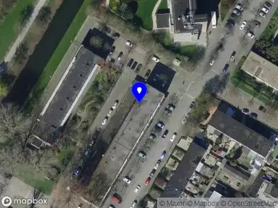 Ambulance met gepaste spoed naar de Dumasstraat in Rotterdam