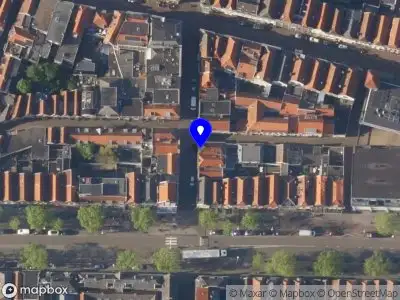 Ambulance met grote spoed naar de Lambertushof in Leiden