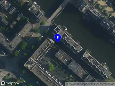 Ambulance met grote spoed naar de Paul Schuitemahof in Amsterdam