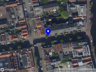 Ambulance met grote spoed naar de Groenhazengracht in Leiden