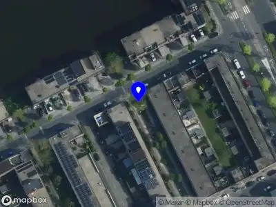 Ambulance met grote spoed naar de Kamerpalmhof in Amsterdam