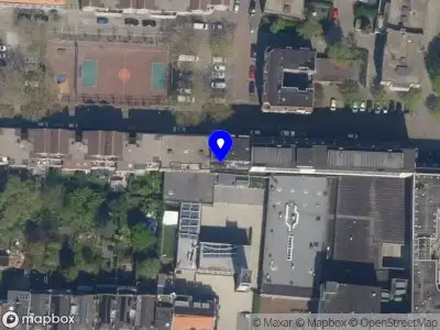 Ambulance met grote spoed naar de Van Meekerenstraat in Rotterdam