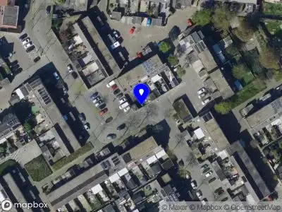 Ambulance met grote spoed naar de Donk in Spijkenisse