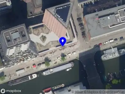 Ambulance met grote spoed naar de Wijnhaven in Rotterdam