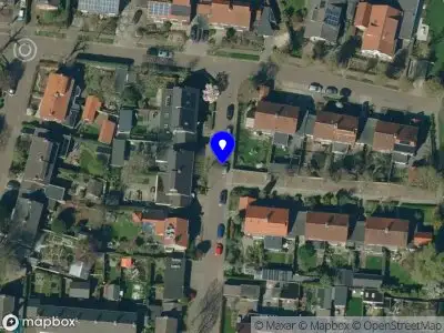 Ambulance, brandweer en politie met grote spoed naar de Mr. Troelstrastraat in Elst vanwege grote brand