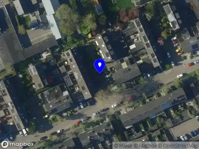 Ambulance met grote spoed naar de Anjerhof in Zwaag