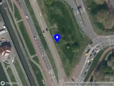 Ambulance met grote spoed naar de Westzeedijk in Rotterdam